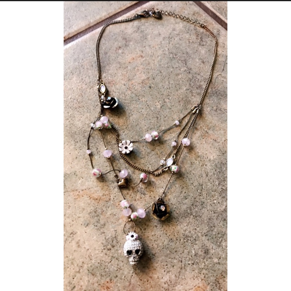 Multicharm Betsey Johnson skull necklace